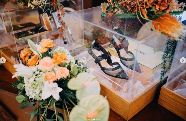 Beberapa seserahan juga tampak diisi dengan barang-barang mewah, seperti, dompet dari merek YSL dan heels hitam bermerek Fendi. Foto: Instagram/@babagi.gifts