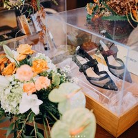 Beberapa seserahan juga tampak diisi dengan barang-barang mewah, seperti, dompet dari merek YSL dan heels hitam bermerek Fendi. Foto: Instagram/@babagi.gifts