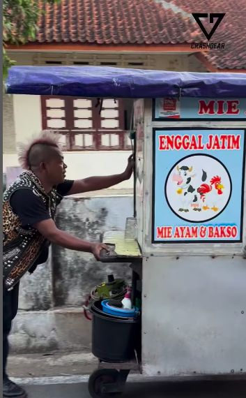 Nyentrik! Penjual Mie Ayam Ini Berpenampilan ala Anak Punk