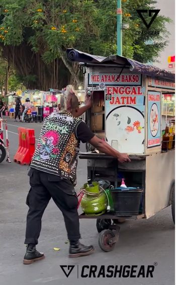 Nyentrik! Penjual Mie Ayam Ini Berpenampilan ala Anak Punk