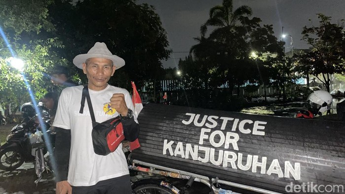 Pak Midun, sosok yang gowes dari Malang-Jakarta demi solidaritas Kanjuruhan ditemui di Wisma PSIM Jogja, Senin (23/9/2024) malam.