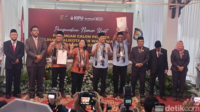 Para pasangan calon di Pilwalkot Semarang memamerkan hasil undian nomor urut di Kantor KPU Kota Semarang, Senin (23/9/2024).