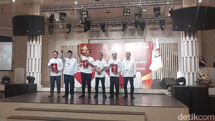 Para paslon saat menunjukkan nomor urut mereka. (Foto: Finta Rahyuni/detikSumut)