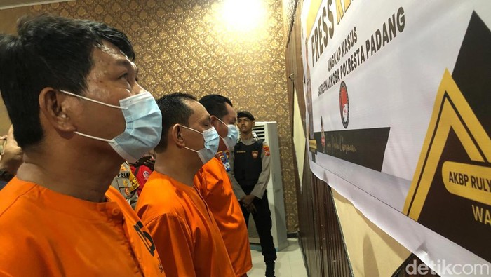 Para tersangka saat dihadirkan dalam rilis Polresta Padang (M Afdal Afrianto/detikSumut)