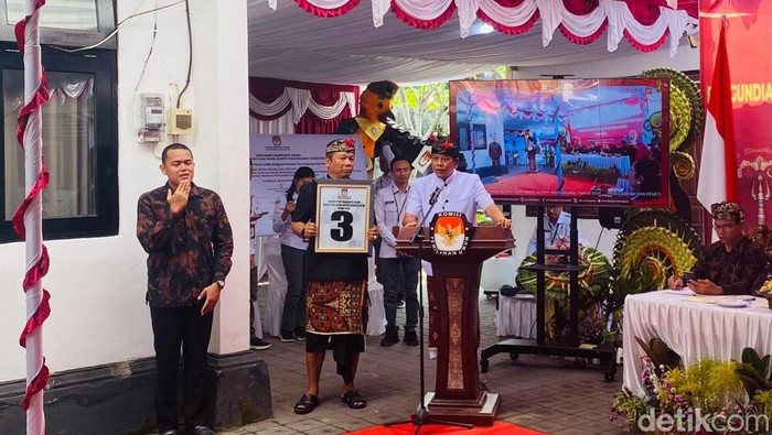 Pasangan I Gusti Putu Parwata-Pandu Prapanca Lagosa (Gus Par-Pandu) saat memberikan sambutan setelah pengundian nomor urut di KPU Karangasem, Senin (23/9/2024). (I Wayan Selamat Juniasa/detikBali)