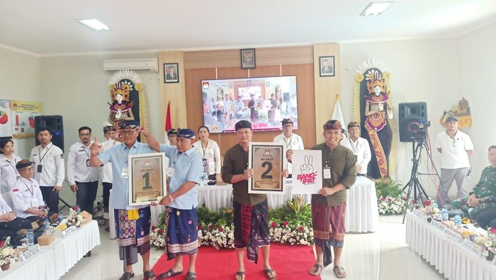 Pasangan I Nengah Tamba-I Made Suardana mendapat nomor urut 1, sedangkan I Made Kembang Hartawan-I Gede Ngurah Patriana Krisna mendapat nomor urut 2 saat pengundian nomor urut Pilbup Jembrana di KPU Jembrana, Senin (23/9/2024).