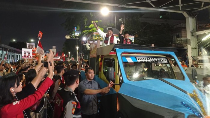 Pasangan Pramono-Karno saat datang ke KPU Jakarta