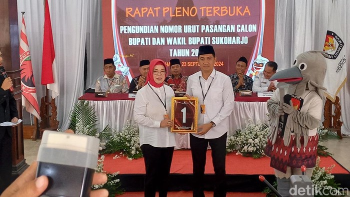 Paslon Etik Suryani-Eko Sapto Purnomo, saat menunjukkan nomor urut undian Pilkada Sukoharjo 2024, Senin (23/9/2024).