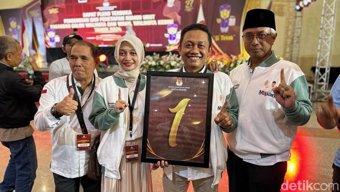 Paslon Vinanda Prameswati-Gus Qowim usai mendapatkan nomor urut 1 hasil pengundian yang digela KPU Kota Kediri.
