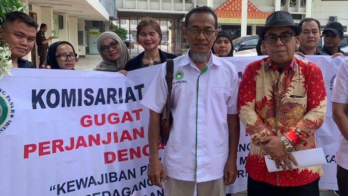 Pedagang Pasar 16 Ilir hadiri sidang perdana di PN Palembang.
