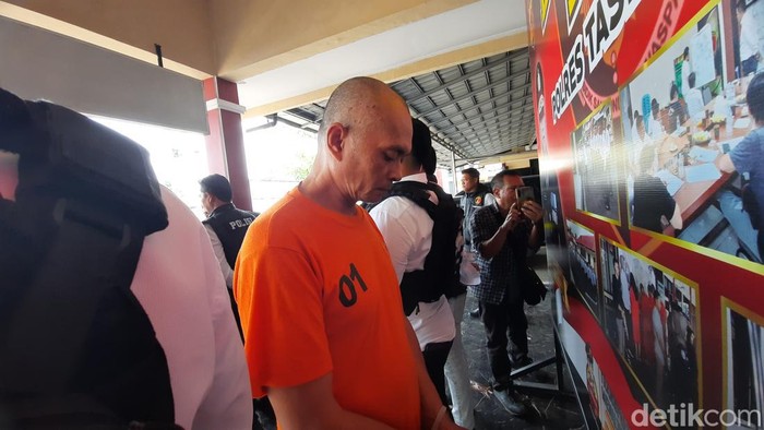 Pelaku pembunuh wanita yang jasadnya dimasukkan dalam karung dan dibuang di sungai Tasikmalaya (baju oranye).