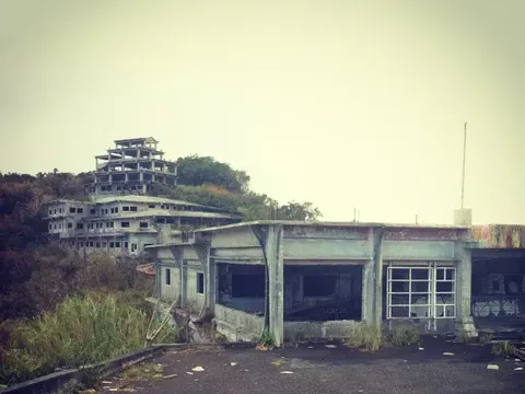 ¡El destino del dueño del hotel embrujado se vuelve loco poco después de pasar la noche!