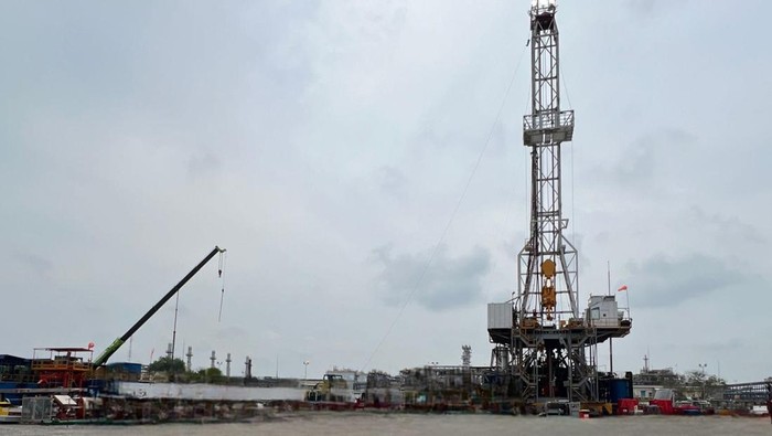 Pengeboran kedua sumur pengembangan B-12 di Lapangan Banyu Urip, Bojonegoro, Jawa Timur telah selesai. Dengan pengeboran ini diharapkan dapat meningkatkan produksi minyak hingga 13.000 barel per hari (BOPD).