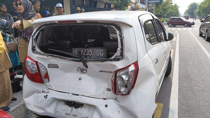 Penampakan Toyota Agya yang diseruduk Xpander di Jalan KH Ahmad Dahlan, Senin (23/9/2024).