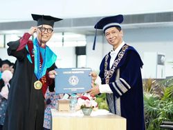 Peneliti BRIN Lulus sebagai Wisudawan Tertua di ITS dengan IPK 3,97