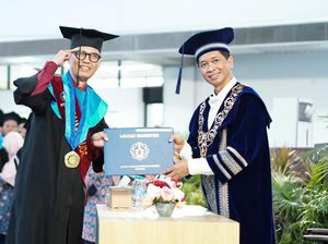 Peneliti BRIN Lulus sebagai Wisudawan Tertua di ITS dengan IPK 3,97