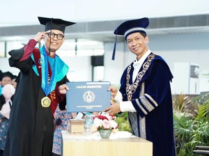 Peneliti BRIN Lulus sebagai Wisudawan Tertua di ITS dengan IPK 3,97