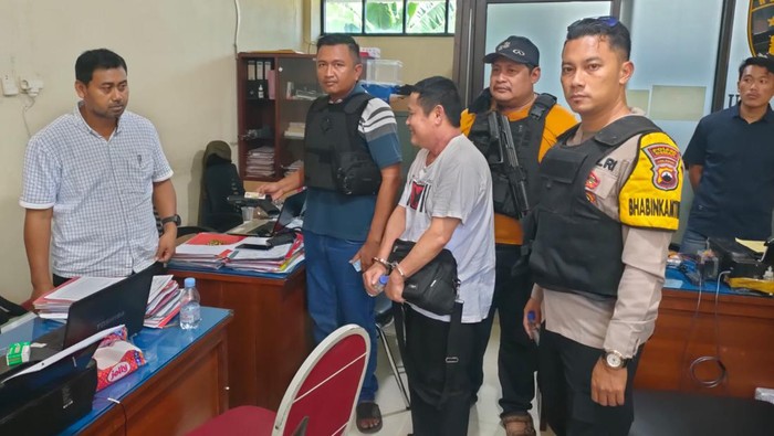 Momen saat Sunarwan ditangkap dan dibawa ke kantor polisi usai melakukan penembakan di Demak, Kamis (19/9/2024).