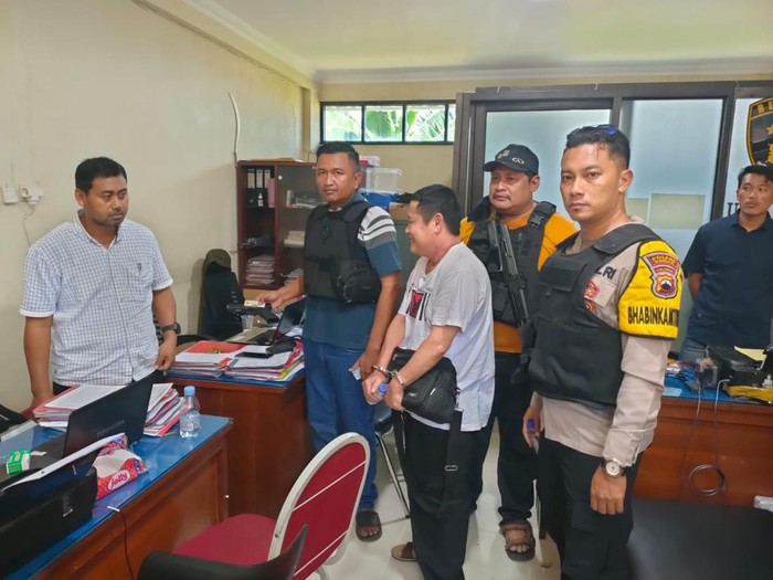 Momen saat Sunarwan ditangkap dan dibawa ke kantor polisi usai melakukan penembakan di Demak, Kamis (19/9/2024).