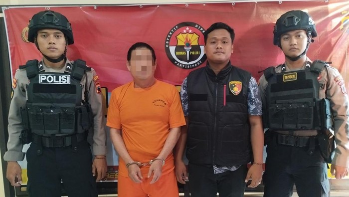Tersangka Pengusaha koboi Sunarwan (60) mengenakan baju orange.
