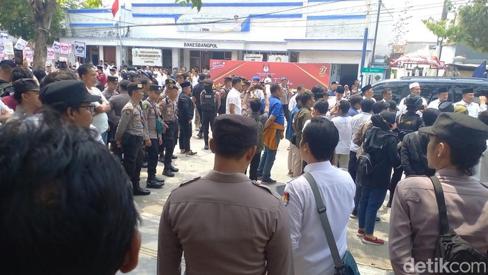 Pengamanan ketat polisi saat pengundian nomor urut paslon Pilbup Sampang berlangsung.