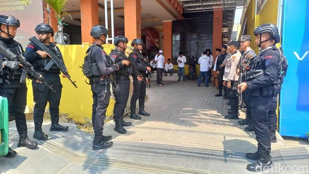 Pengamanan ketat polisi saat pengundian nomor urut paslon Pilbup Sampang berlangsung.