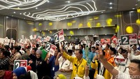 Suasana para pendukung Paslon Pilgub Jatim saat pengundian nomor urut di Hotel Mirama Surabaya.