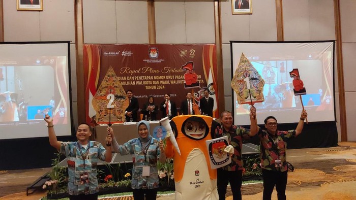 Dua Paslon Wali Kota-Wakil Wali Kota Solo saat menunjukan nomor urut Pilkada Solo 2024 di di Hotel Harris Solo, Senin (23/9/2024).