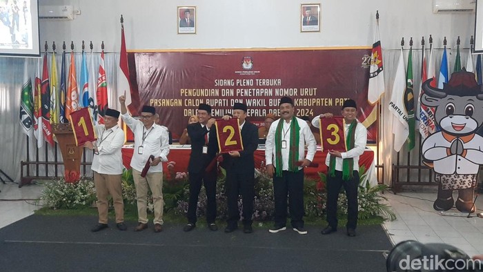Pengundian nomor urut Cabup-cawabup Pati 2024 di KPU Pati, Senin (23/9/2024). Paslon Sudewo-Chandra 1, Wahyu-Suharyono 2, Budi-Novi 3