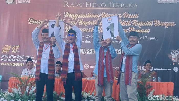 Pengundian nomor urut pasangan calon (paslon) untuk Pemilihan Bupati (Pilbup) Dompu 2024 di kantor KPU Dompu, Senin (23/9/2024). (Foto: Faruk/detikBali)