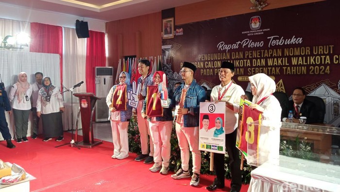 Pengundian nomor urut pasangan calon wali kota dan calon wakil wali kota Cirebon di Kantor KPU Kota Cirebon/