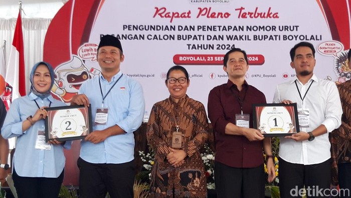 Pengundian nomor urut Paslon Bupati-Wakil Bupati Boyolali di KPU Boyolali, Senin (23/9/20024). Pasangan calon (paslon) Marsono-Saifulhaq Mayyazy mendapat nomor urut 1, dan Agus Irawan-Dwi Fajar Nirwana mendapat nomor urut 2.