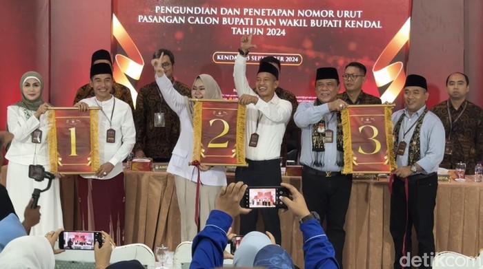 Pengundian nomor urut Pilkada Kendal 2024: Tika-Beny 1, Mirna-Riki 2, Basuki-Nashri 3. 
foto diambil Senin (23/9/2024).