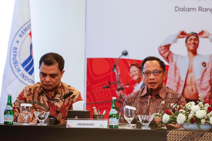 Kemendagri Tito Karnavian (kanan), dan Ketua Pelaksana Panitia Besar (PB) Peparnas DB Susanto, saat rakor di di Sunan Hotel, Solo, Senin (23/9/2024).