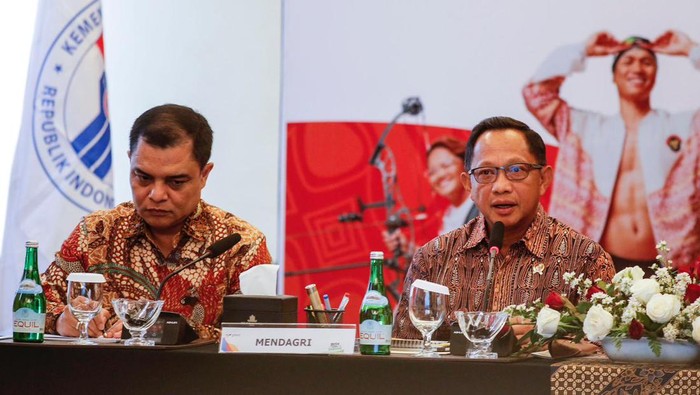 Kemendagri Tito Karnavian (kanan), dan Ketua Pelaksana Panitia Besar (PB) Peparnas DB Susanto, saat rakor di di Sunan Hotel, Solo, Senin (23/9/2024).