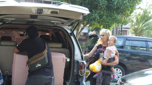 Perempuan Ukraina, VR, dideportasi petugas Kantor Imigrasi Kelas I TPI Denpasar, Minggu (22/9/2024) gegara membuat konten pornografi di vila Ubud. (Dok. Imigrasi Denpasar)