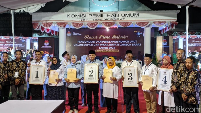 Empat paslon calon bupati dan wakil Bupati Lombok Barat menunjukkan nomor urut pada Pilkada Lombok Barat, Senin malam (23/9/2024). Foto: (Ahmad Viqi/detikBali).
