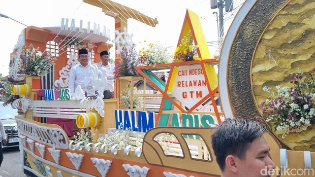 Momen unik para pasangan calon peserta Pilkada Bantul memasuki KPU Bantul untuk melakukan pengundian nomor urut, Senin (23/9/2024).