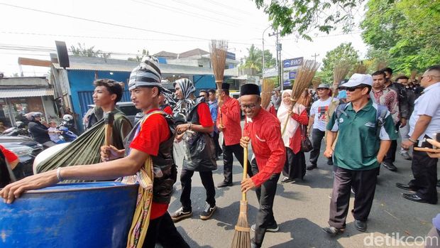 Momen unik para pasangan calon peserta Pilkada Bantul memasuki KPU Bantul untuk melakukan pengundian nomor urut, Senin (23/9/2024).