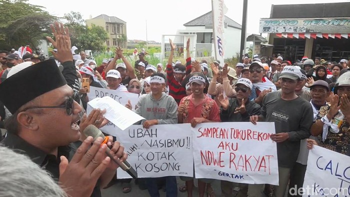 Massa yang mendukung kotak kosong menggelar aksi damai di KPU Brebes, Senin (23/9/2024).