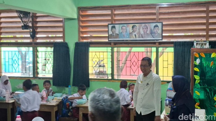 Pj Gubernur DKI Jakarta Heru Budi Hartono menyambangi SDN 03 Rorotan, Jakut. Heru bersama jajaran Pemprov DKI meninjau uji coba program makan bergizi gratis. (Brigitta Belia/detikcom)