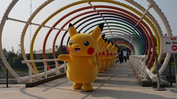 Pada kesempatan ini, dihadirkan dua Pokémon edisi spesial Indonesia, yaitu Pikachu berkemeja batik dan Pikachu terbang berbalon spesial. Pikachu berkemeja batik adalah Pokémon edisi spesial pertama yang menampilkan unsur budaya lokal dari suatu negara. Foto: Niantic Inc