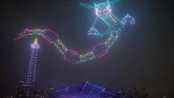 Dalam acara ini Jakarta Experience Board (JXB) pertunjukan drone light show yang memanjakan mata pengunjung dengan visual kreatif berbentuk karakter Pokémon. Foto: Jakarta Experience Board