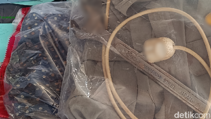 Polisi menggelar barang bukti kasus perampokan maut di Bogor.