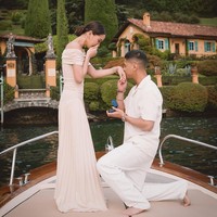 Dalam foto yang diunggah, Alyssa tampak terharu ketika dilamar dengan cincin berkilauan di atas kapal berlatar keindahan danau Como. Al Ghazali pun menyebut Alyssa sebagai cinta dalam hidupnya dan berjanji untuk memberikan segalanya kepada wanita 26 tahun tersebut. Foto: Instagram: @alghazali7