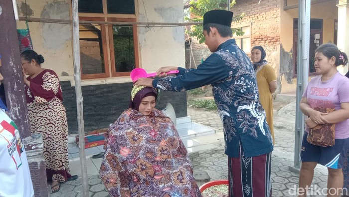Prosesi Memitu bagi ibu hamil yang kandungannya berusia 7 bulan di Kabupaten Indramayu