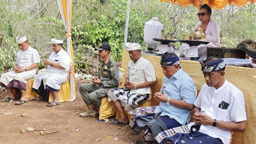 Prosesi upacara pembersihan atau pecaruan jelang proyek lapangan polo dan pacuan kuda di kawasan hutan wilayah KPH Bali Barat, Kecamatan Melaya, Jembrana, Senin (23/9/2024). (Dok. Pemkab Jembrana)