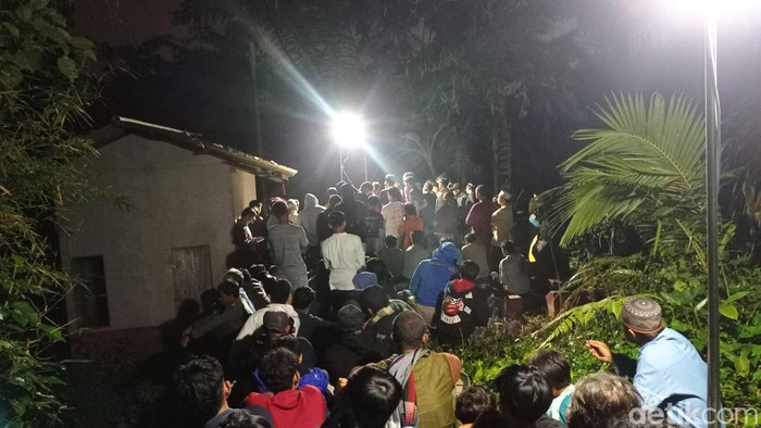 Ratusan masyarakat menyambut haru kedatangan jenazah Ghazwan, remaja yang ditemukan tewas di jalanan Kota Tasikmalaya.