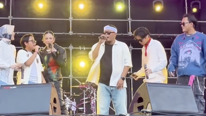 Rizky Febian dan keluarga di Pestapora.