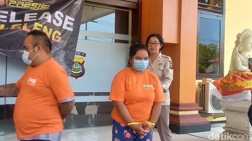 RS, IRT asal Desa Pegayaman, Kecamatan Sukasada, dihadirkan saat konferensi pers pengungkapan kasus narkoba di Polres Buleleng, Senin (23/9/2024). (Made Wijaya Kusuma/detikBali)